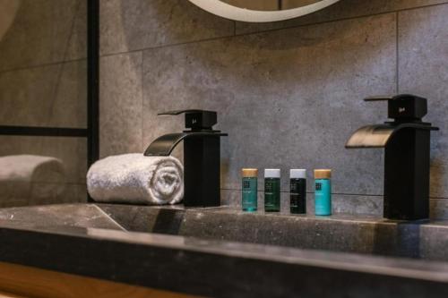 een badkamer met wastafel en twee kranen bij loftlivinq@sea in Middelkerke