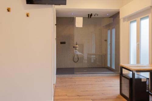 een badkamer met een douche in de kamer bij Albergo Panorama in Malesco