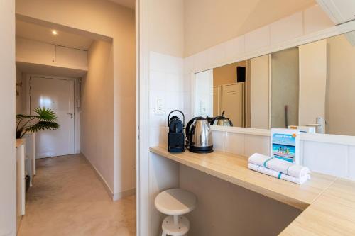 une cuisine avec un comptoir et un évier dans l'établissement URBAN AP4346 By Riviera Holiday Homes, à Nice