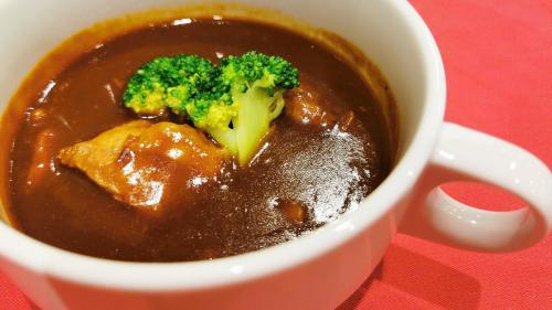 Uma tigela de sopa com brócolos na mesa. em Dormy Inn Premium Osaka Kitahama em Osaka