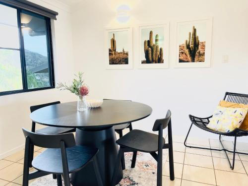 Un lugar para sentarse en Ocean View Island 2-bedroom Townhouse Buggy Valet service extra Queen air bed