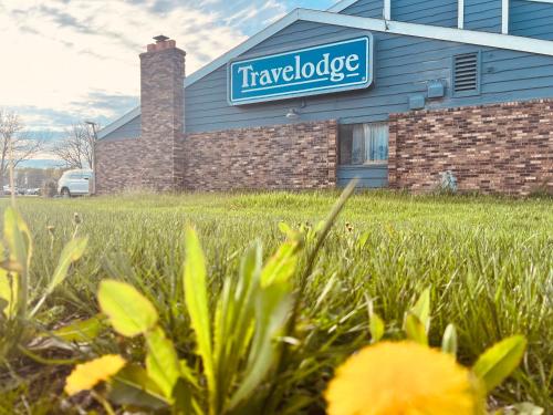 a building with a sign that reads travelodge at Travelodge by Wyndham Valleyfair Shakopee in Shakopee
