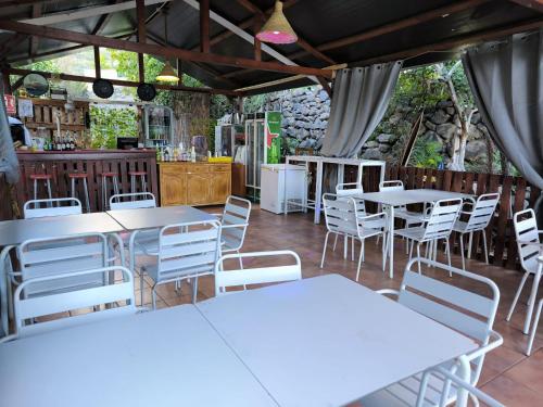 un restaurant avec des tables blanches et des chaises blanches dans l'établissement Hotel Rural La Raya 1866, à Güimar