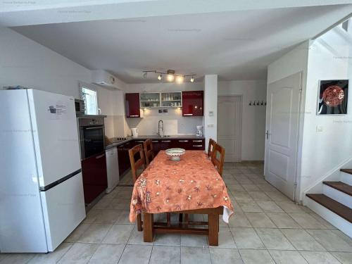 Photo de la galerie de l'établissement Maison familiale avec terrasse et piscine à 200m de la plage - Narbonne Plage - FR-1-229B-51, à Narbonne