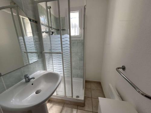 Photo de la galerie de l'établissement Maison familiale avec terrasse et piscine à 200m de la plage - Narbonne Plage - FR-1-229B-51, à Narbonne