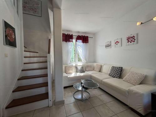 Photo de la galerie de l'établissement Maison familiale avec terrasse et piscine à 200m de la plage - Narbonne Plage - FR-1-229B-51, à Narbonne