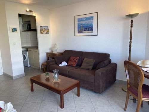 un salon avec un canapé et une table dans l'établissement Appartement 2 pièces avec terrasse près de la plage - FR-1-226A-344, à Fréjus