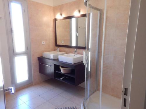 une salle de bain avec deux lavabos et une douche dans l'établissement T3 avec piscine à 100m de la plage à Bormes-les-Mimosas - FR-1-610-11, à Bormes-les-Mimosas