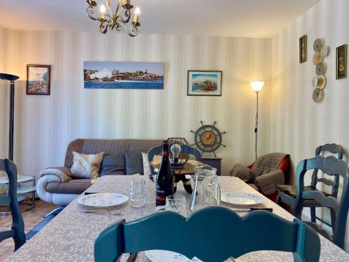 un salon avec une table et un canapé dans l'établissement Maison 2** avec Jardin, Terrasse et Parking Privé à 800m de la Plage de Trestraou, Perros-Guirec - FR-1-542-23, à Perros-Guirec