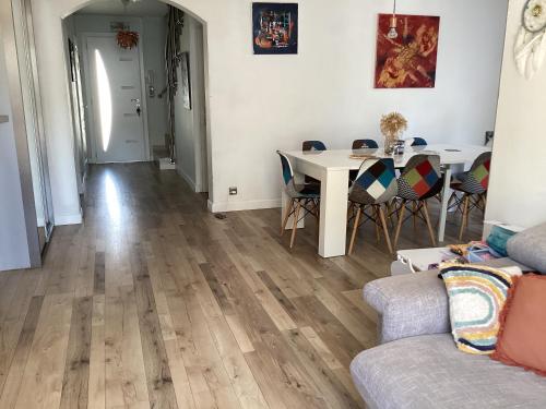 un salon avec une table et des chaises dans l'établissement Sous le garlaban, à Aubagne
