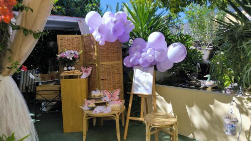 a bunch of purple balloons sitting on top of a table at Hotel Rural La Raya 1866 in Güimar