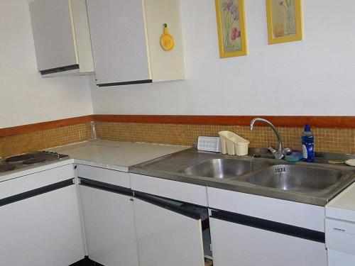 une cuisine avec un évier et un plan de travail dans l'établissement Villa Duplex 3 Pièces, 7 Couchages, Patio Privatif et Parking à La Grande-Motte - FR-1-790-7, à La Grande Motte