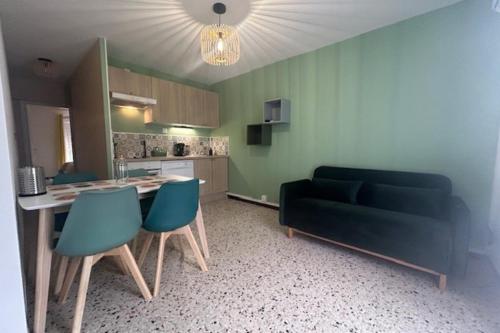 2 air-conditioned rooms in villa by the sea