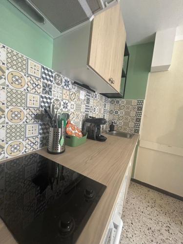 une cuisine avec un comptoir recouvert de carrelage. dans l'établissement 2 air-conditioned rooms in villa by the sea, à Frontignan