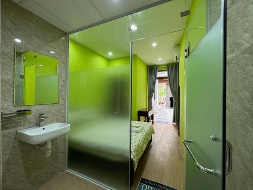Bilik mandi di Mint Homestay