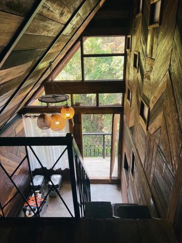 an overhead view of a staircase in a wooden house at ไชยพล โฮมสเตย์ หมู่บ้านแม่กำปอง in Ban Pok Nai