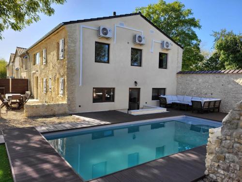 une vue extérieure d'une maison avec piscine dans l'établissement Enfin libre, à Jau-Dignac-et-Loirac