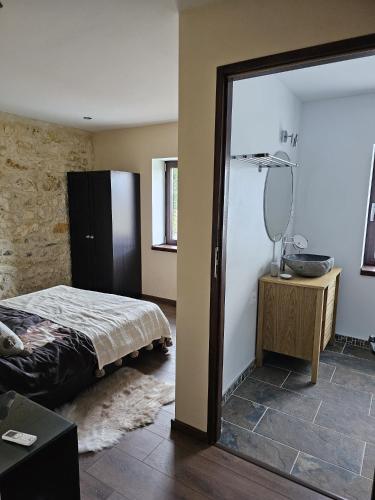 une chambre avec un lit et une porte coulissante en verre dans l'établissement Enfin libre, à Jau-Dignac-et-Loirac