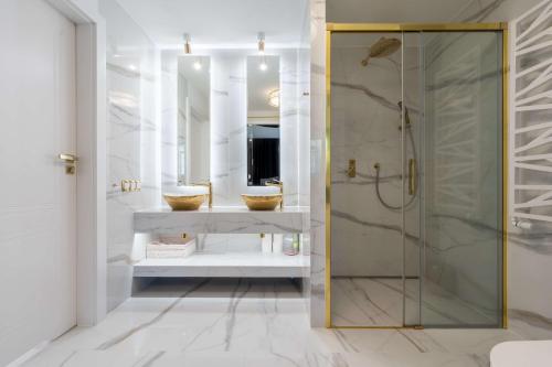 シュチルクにあるLuksusowy Apartament z wanną - Plażowa Residence Dream Apartの洗面台2つとシャワー付きのバスルーム