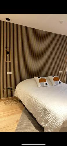 - une chambre avec un lit et un mur rayé dans l'établissement Hôtel Restaurant La Renaissance, à Saint-Cirgues-en-Montagne