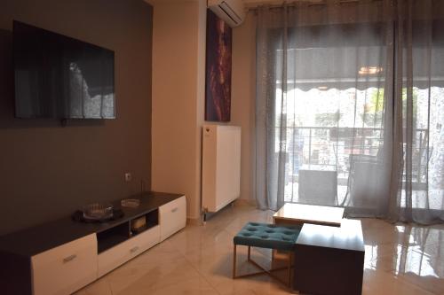 A seating area at Mavrikios Luxury Apartment