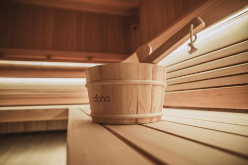 a wooden bucket sitting on top of a wooden bench at DAS ERZ Medical Spa & Hotel in Crottendorf