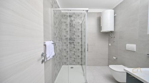 Un baño con ducha, inodoro y lavabo. en Modern Apartment Ana, en Malinska