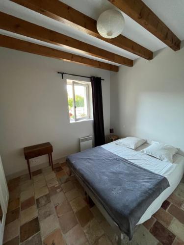 1 dormitorio con 1 cama en una habitación con ventana en Gite Du Bec De Cisse, en Vouvray