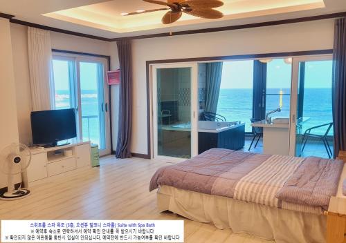 TV a/nebo společenská místnost v ubytování Seaside Pension