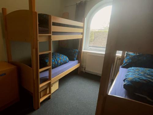Habitación con 2 literas y ventana en Stirling Youth Hostel en Stirling