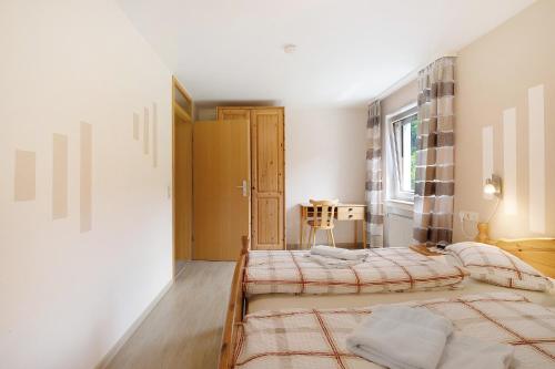 a bedroom with two beds and a window at Abendrot in Münsingen