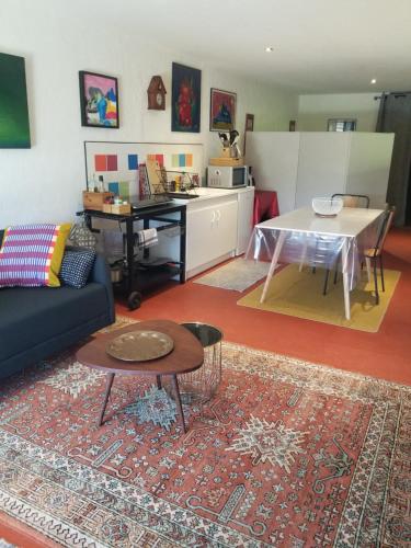 un salon avec un canapé et une table dans l'établissement La bohème, à Saint-Julien-le-Petit