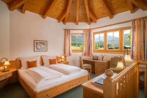 翁肯的住宿－維塔勞斯布魯登酒店，卧室配有一张床、一张书桌和窗户。
