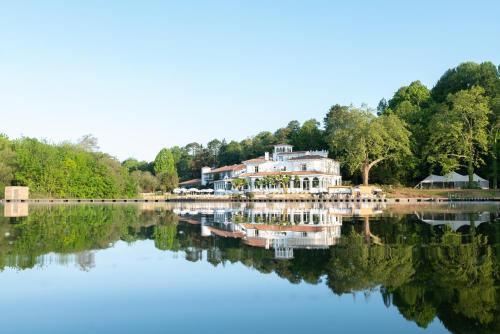 duży dom siedzący na brzegu jeziora w obiekcie Brindos, Lac & Château - Relais & Châteaux - Anglet Biarritz w mieście Anglet