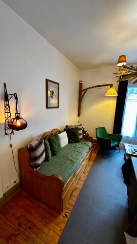 - un salon avec un canapé dans l'établissement Les Montagnettes, à Le Mont-Dore