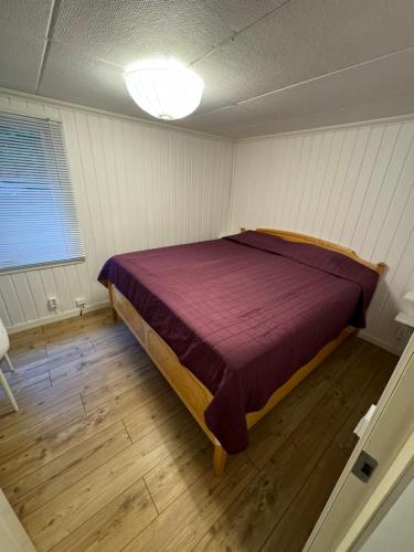 a bedroom with a large bed in a room at Mysig stuga i Nävesta in Örebro