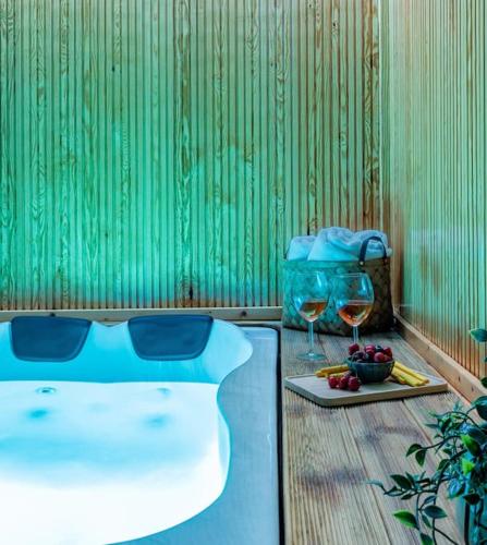 Amelia jacuzzi maisonette Ath Center