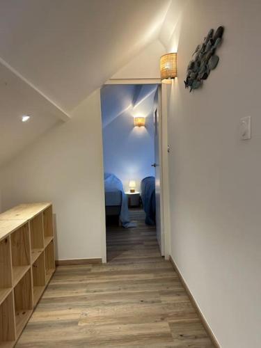 a hallway leading to a room with a bed and a room with a hallwayngth at Maison vue baie rénovée 8 couchages in Le Crotoy