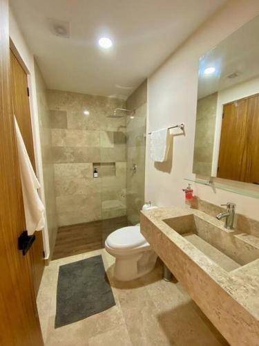 a bathroom with a toilet and a sink at Dept Nuevo 4pers- Alberca- 3 cdr Playa in Boca del Río
