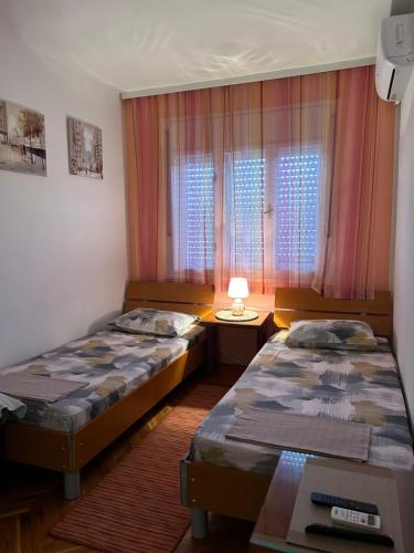 เตียงในห้องที่ Apartments Jankovic