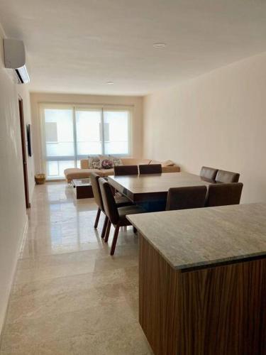 a room with tables and chairs in a room at Dept Nuevo 4pers- Alberca- 3 cdr Playa in Boca del Río