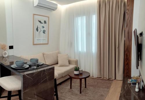 TV a/nebo společenská místnost v ubytování Godija Central Tirana 1