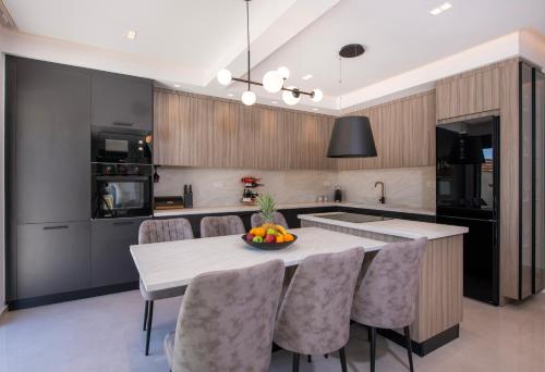 Кухня или мини-кухня в Tersus Luxury Villa
