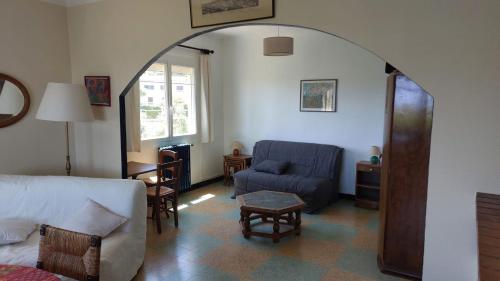 un salon avec un lit et une chaise dans l'établissement Villa Macoran 2 étoiles, à Saint-Aygulf