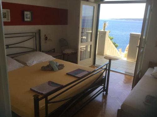 um quarto com uma cama e vista para o oceano em Haus am Meer em Brela