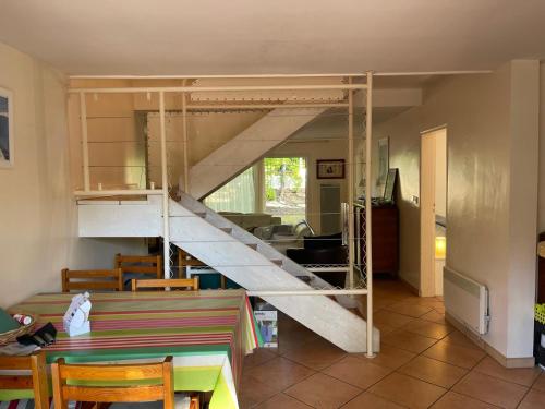 - un escalier dans une pièce avec une table et des chaises dans l'établissement Belle villa basque familiale, à Arcachon