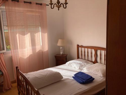 una camera da letto con un letto con lenzuola bianche e una finestra di Belle maison sur la Voie Verte, Mâcon-Cluny, 6 personnes a Charnay-lès-Mâcon