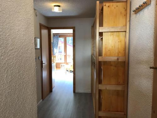 une porte menant à une chambre avec couloir dans l'établissement Appartement cosy avec balcon pour 5 pers. à 200m des remontées mécaniques, Châtel - FR-1-676-153, à Châtel