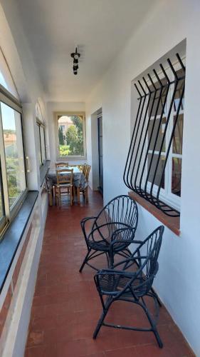 un salon avec deux chaises et une table dans l'établissement Villa Macoran 2 étoiles, à Saint-Aygulf