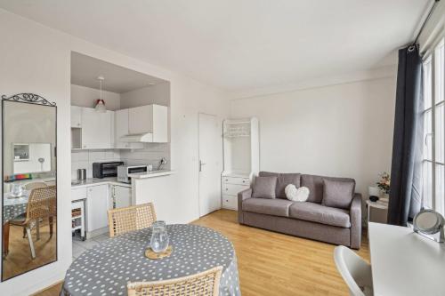 un salon avec une table et un canapé dans l'établissement L'Adorable, à Paris